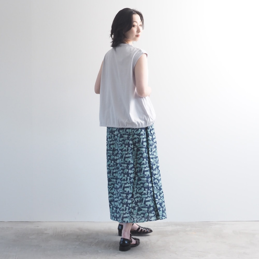 クラシック天竺 ドロストタンクトップ　タンクトップを着た女性の全身