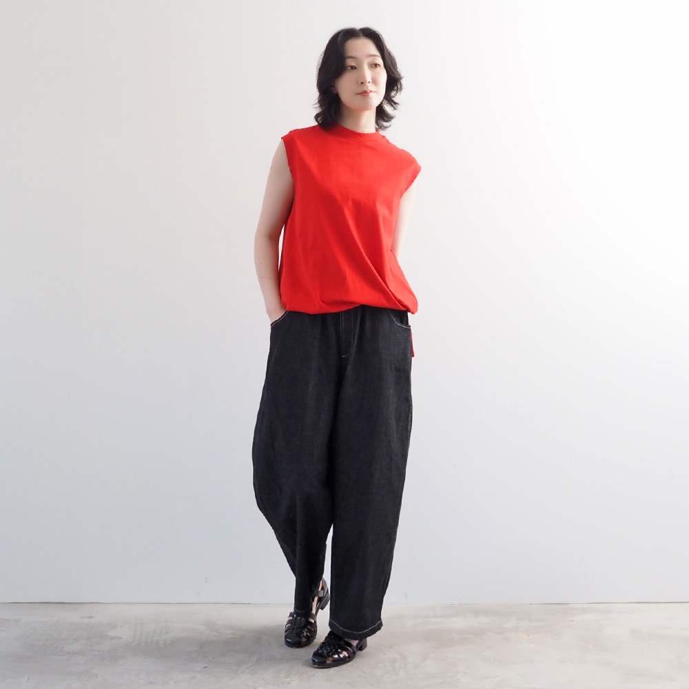 クラシック天竺 ドロストタンクトップ　タンクトップを着た女性の全身