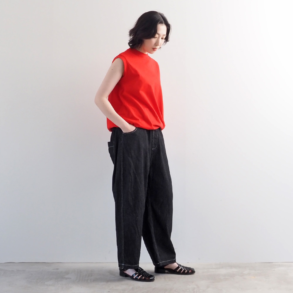クラシック天竺 ドロストタンクトップ　タンクトップを着た女性の全身