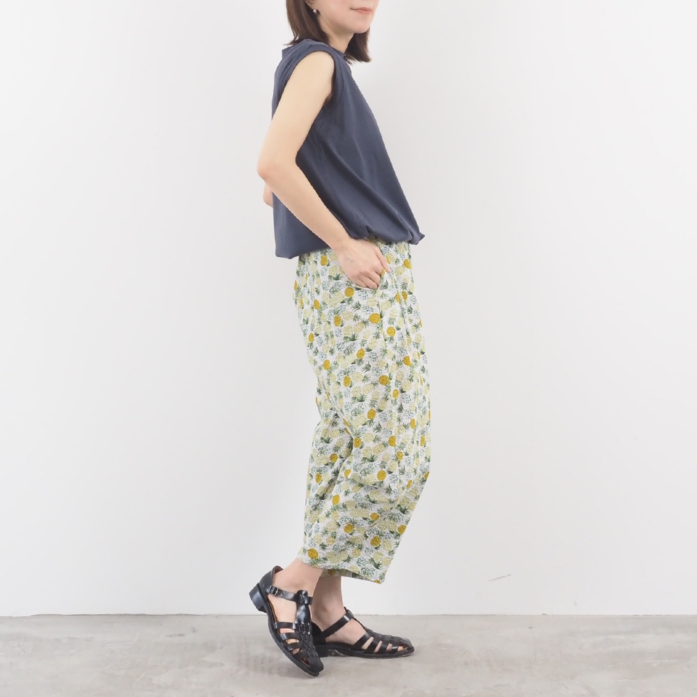 クラシック天竺 ドロストタンクトップ　タンクトップを着た女性の全身