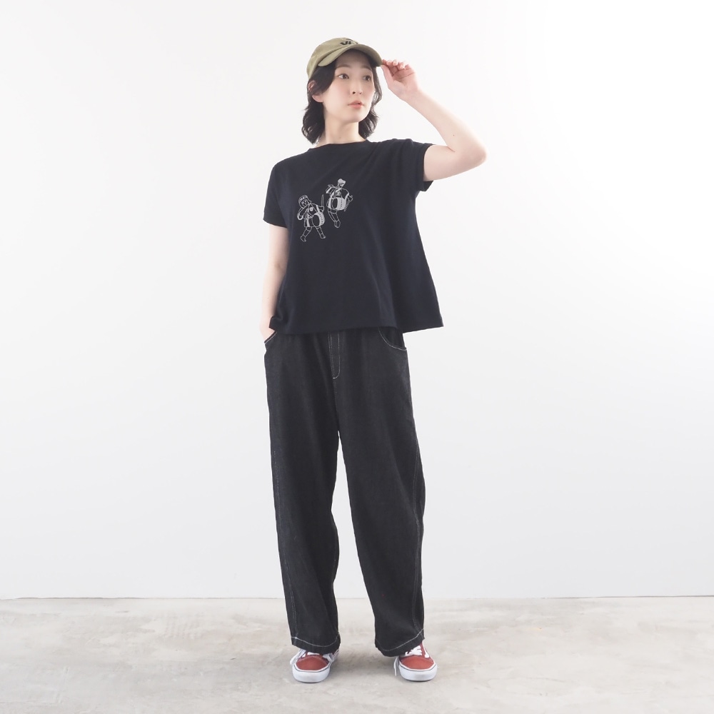 ナチュラルソフト天竺 祭プリントミナミシャツ　Tシャツを着た女性の全身