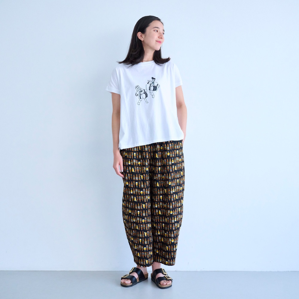ナチュラルソフト天竺 祭プリントミナミシャツ　Tシャツを着た女性の全身