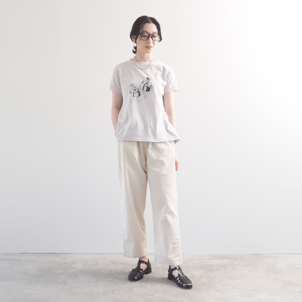 ナチュラルソフト天竺 祭プリントミナミシャツ　Tシャツを着た女性の全身