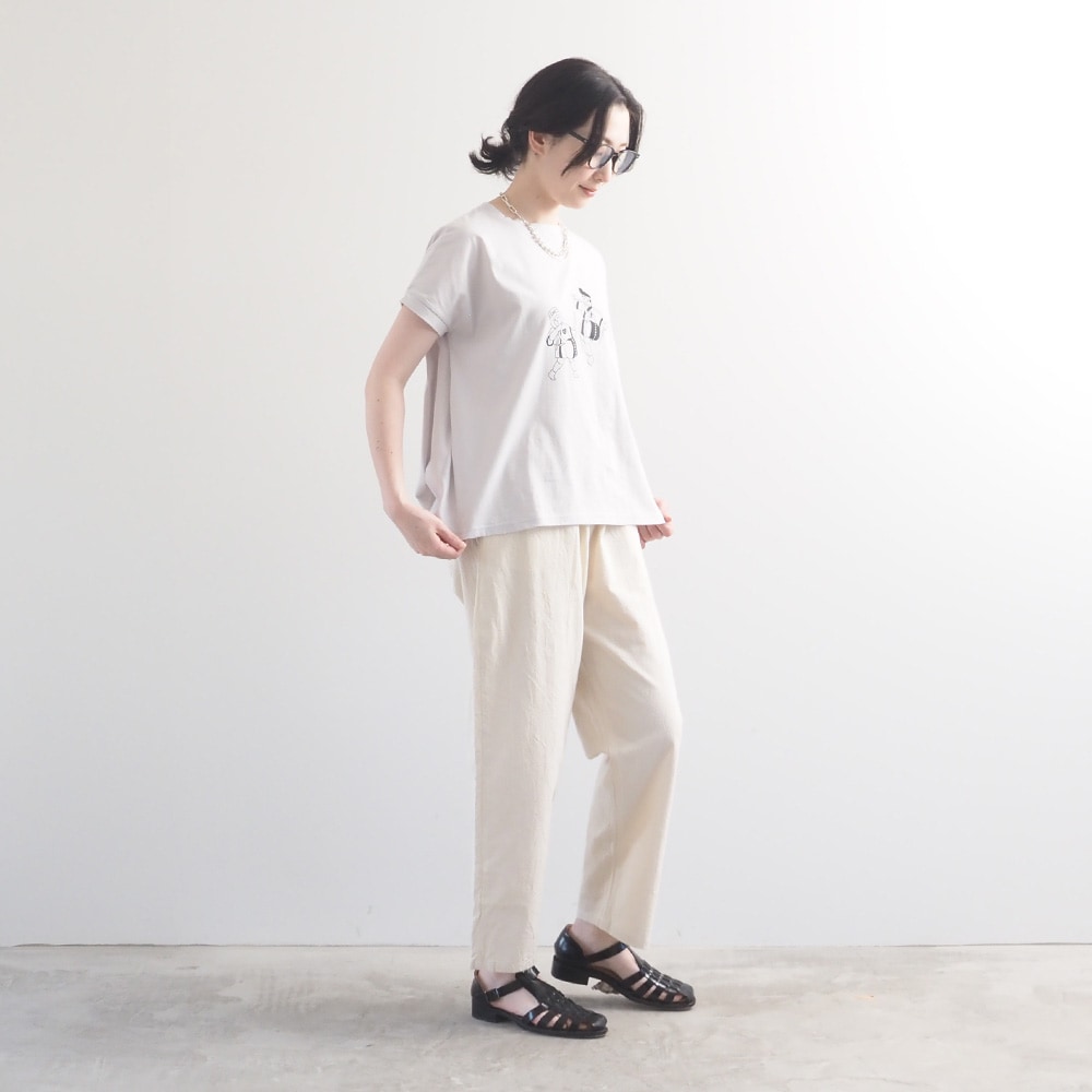 ナチュラルソフト天竺 祭プリントミナミシャツ　Tシャツを着た女性の全身
