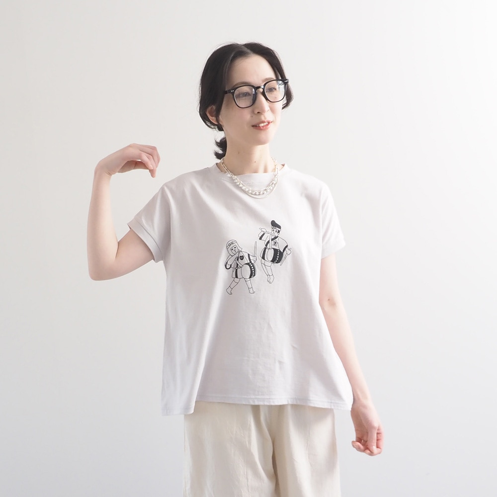 ナチュラルソフト天竺 祭プリントミナミシャツ　Tシャツを着た女性の全身
