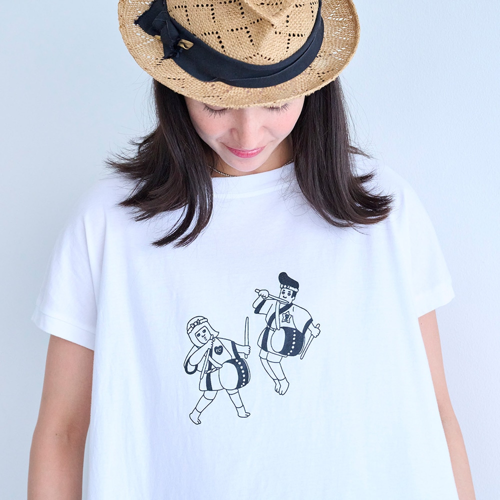 ナチュラルソフト天竺 祭プリントミナミシャツ　Tシャツを着た女性の正面