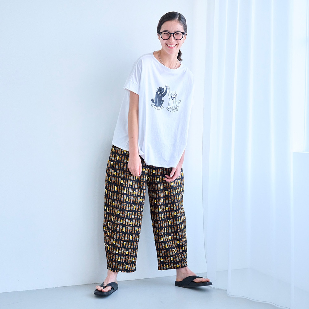 ナチュラルソフト天竺 まねき猫PTコンフィーシャツ Tシャツを着た女性の全身