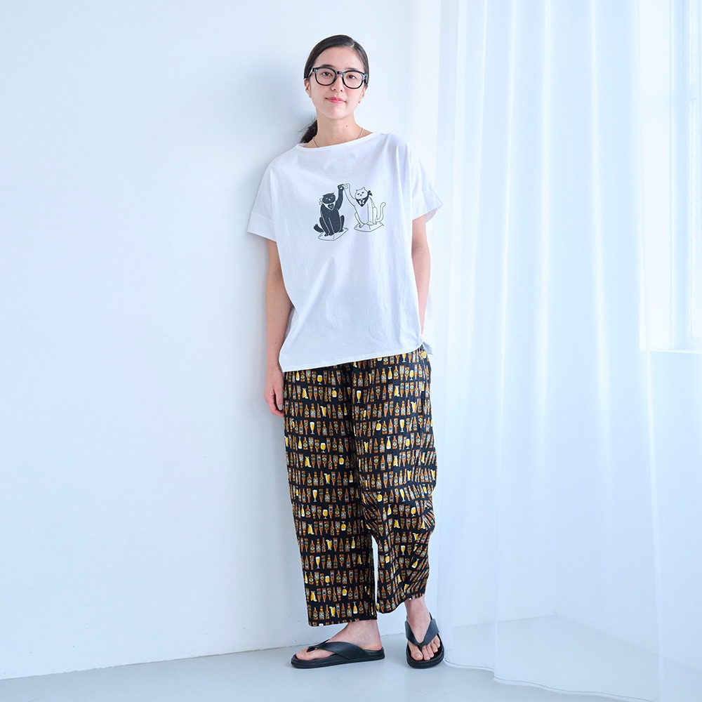 ナチュラルソフト天竺 まねき猫PTコンフィーシャツ Tシャツを着た女性の全身