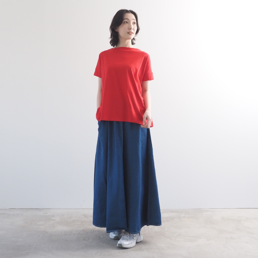 ナチュラルソフト天竺 まねき猫PTコンフィーシャツ Tシャツを着た女性の全身