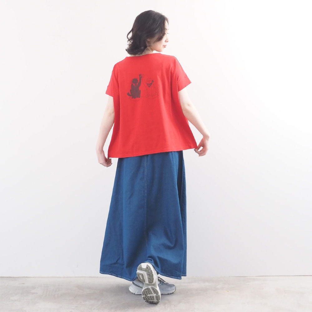 ナチュラルソフト天竺 まねき猫PTコンフィーシャツ Tシャツを着た女性の全身
