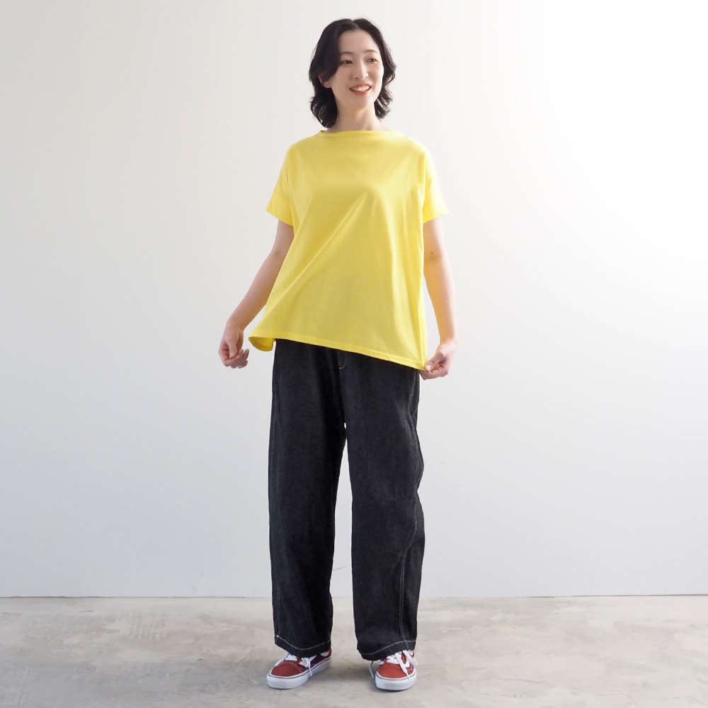 ナチュラルソフト天竺 まねき猫PTコンフィーシャツ Tシャツを着た女性の全身