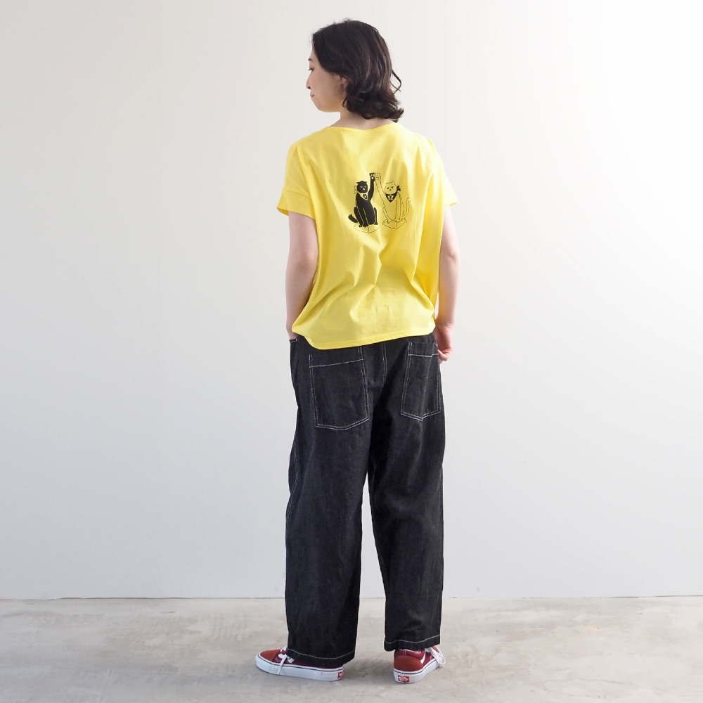 ナチュラルソフト天竺 まねき猫PTコンフィーシャツ Tシャツを着た女性の全身