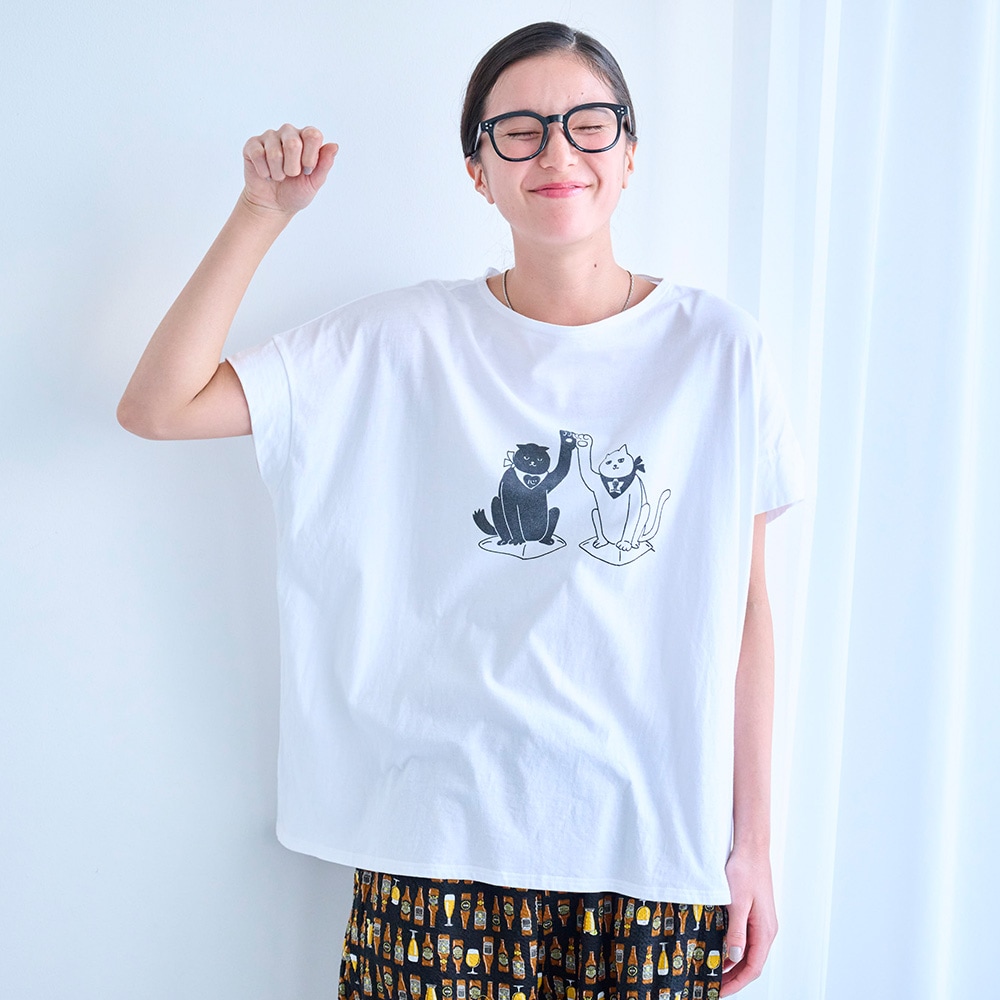 ナチュラルソフト天竺 まねき猫PTコンフィーシャツ Tシャツを着た女性の正面
