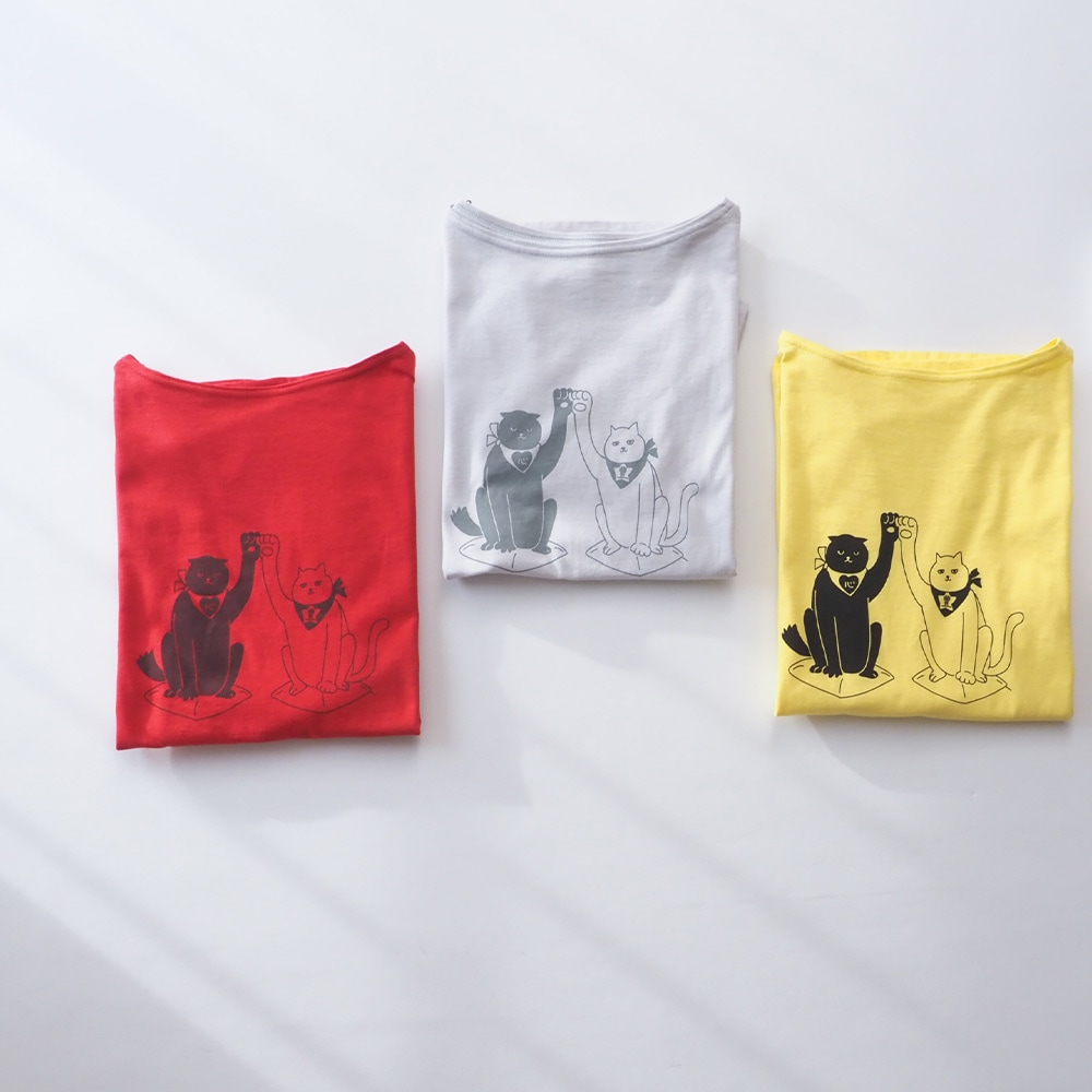 ナチュラルソフト天竺 まねき猫PTコンフィーシャツ Tシャツを着た女性の正面
