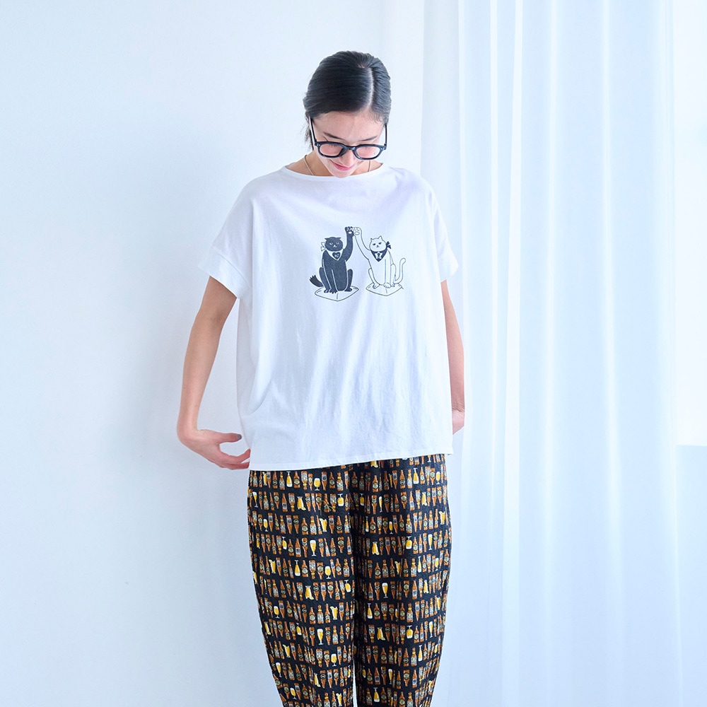 ナチュラルソフト天竺 まねき猫PTコンフィーシャツ Tシャツを着た女性の正面