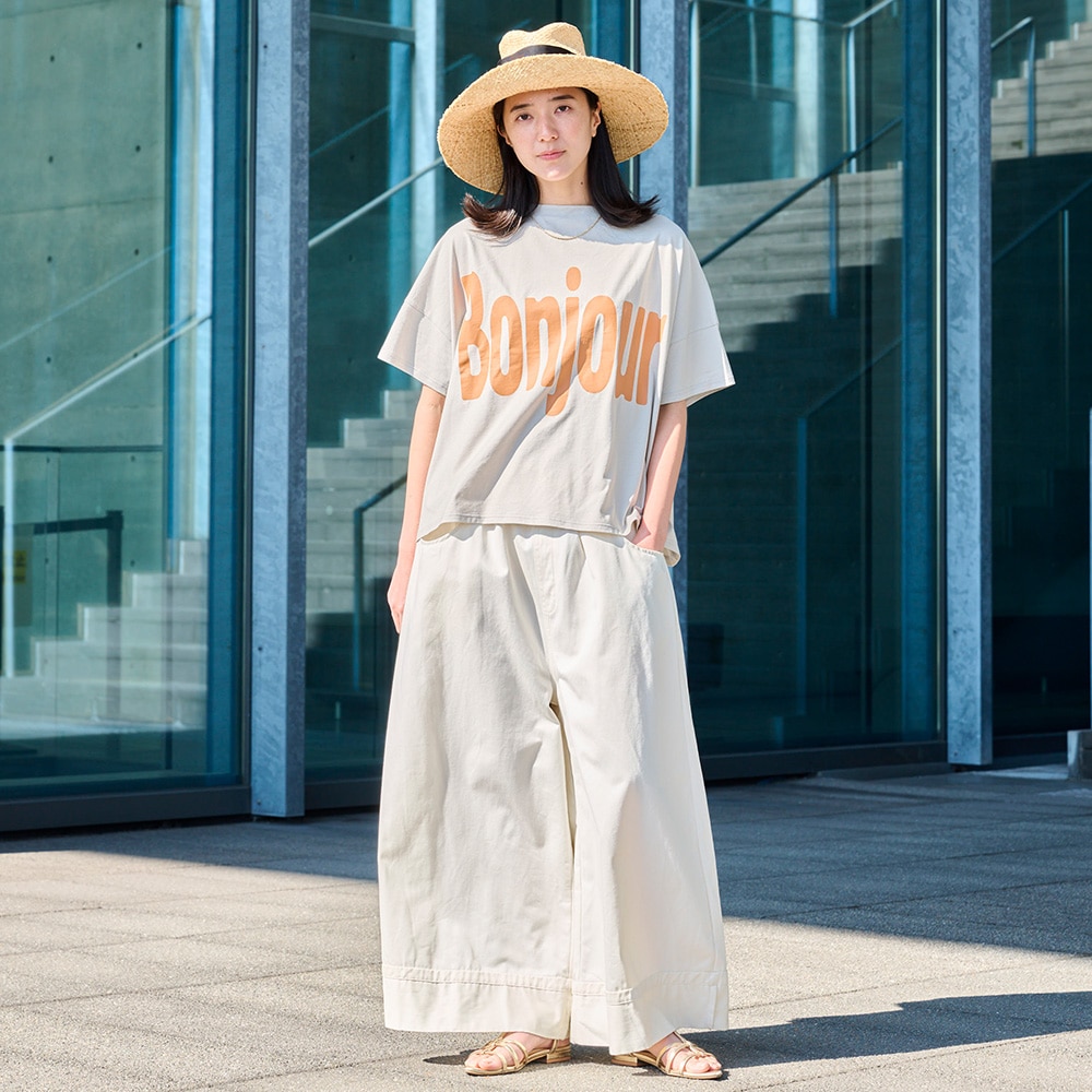 クールローレルスカイコット Bonjourプリントシャツ　Tシャツを着た女性の全身