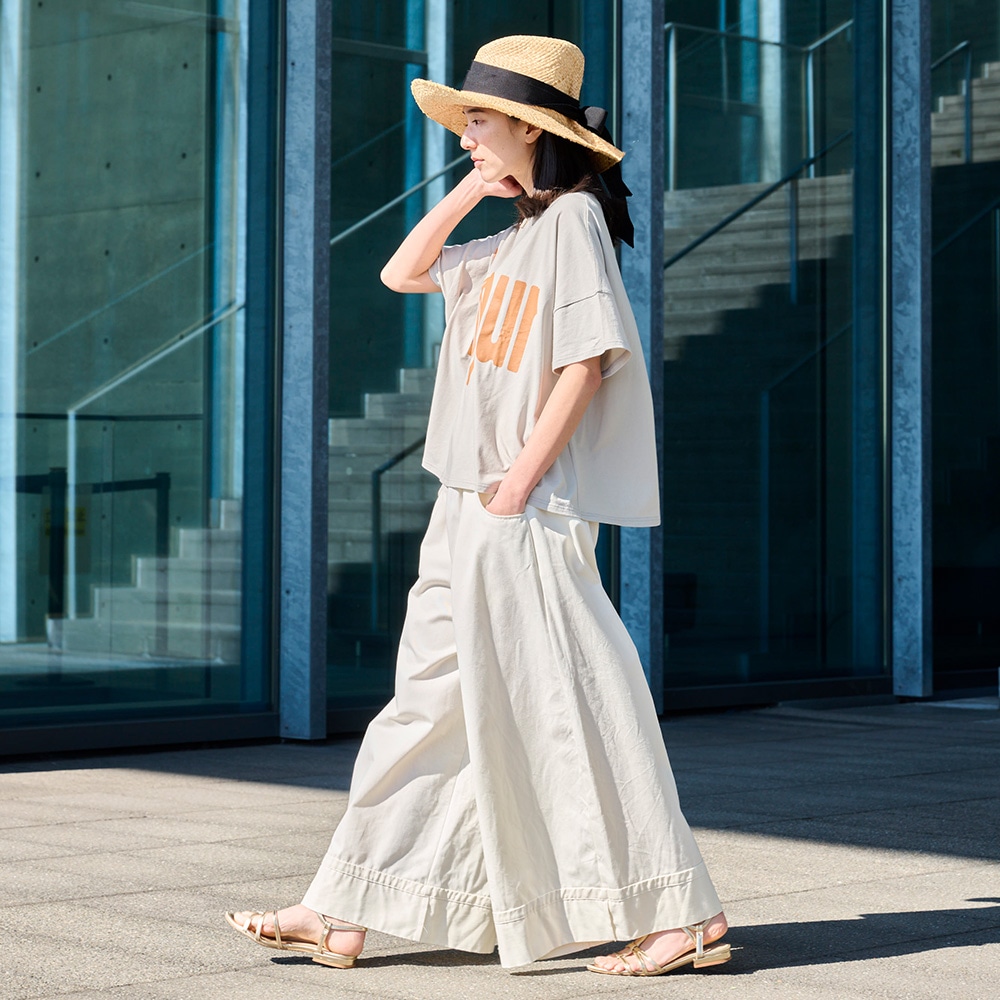 クールローレルスカイコット Bonjourプリントシャツ　Tシャツを着た女性の全身