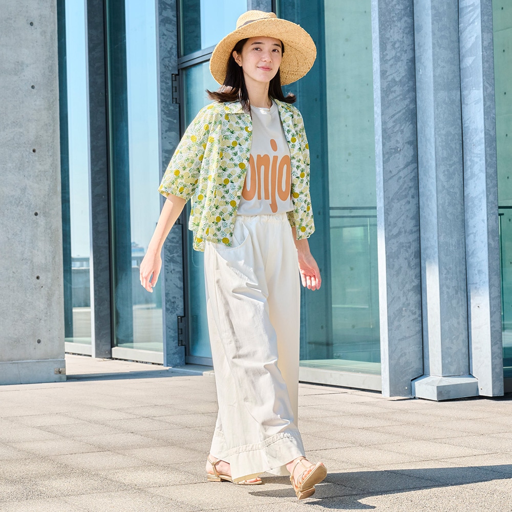 クールローレルスカイコット Bonjourプリントシャツ　Tシャツを着た女性の全身
