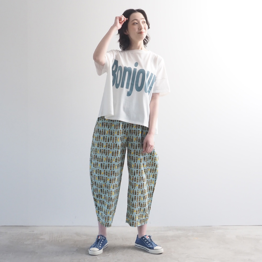 クールローレルスカイコット Bonjourプリントシャツ　Tシャツを着た女性の全身