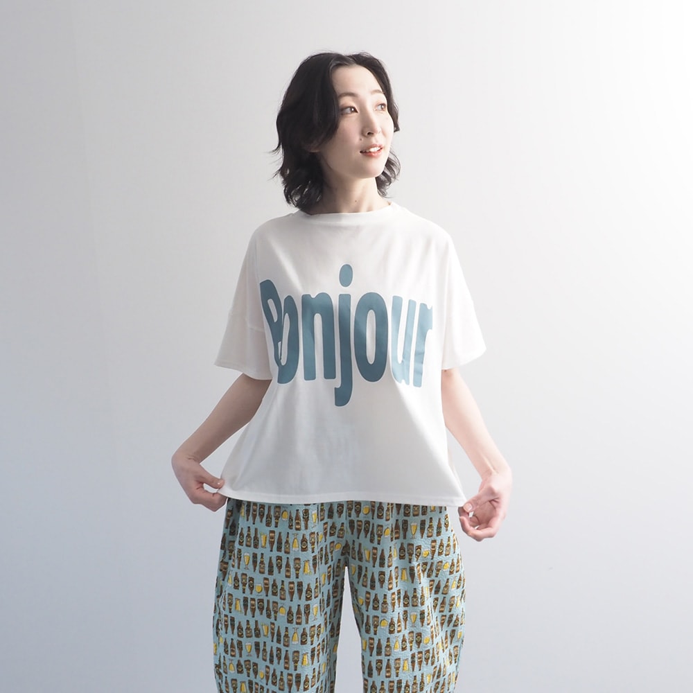 クールローレルスカイコット Bonjourプリントシャツ　Tシャツを着た女性の全身