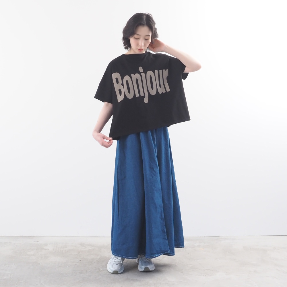 クールローレルスカイコット Bonjourプリントシャツ　Tシャツを着た女性の全身