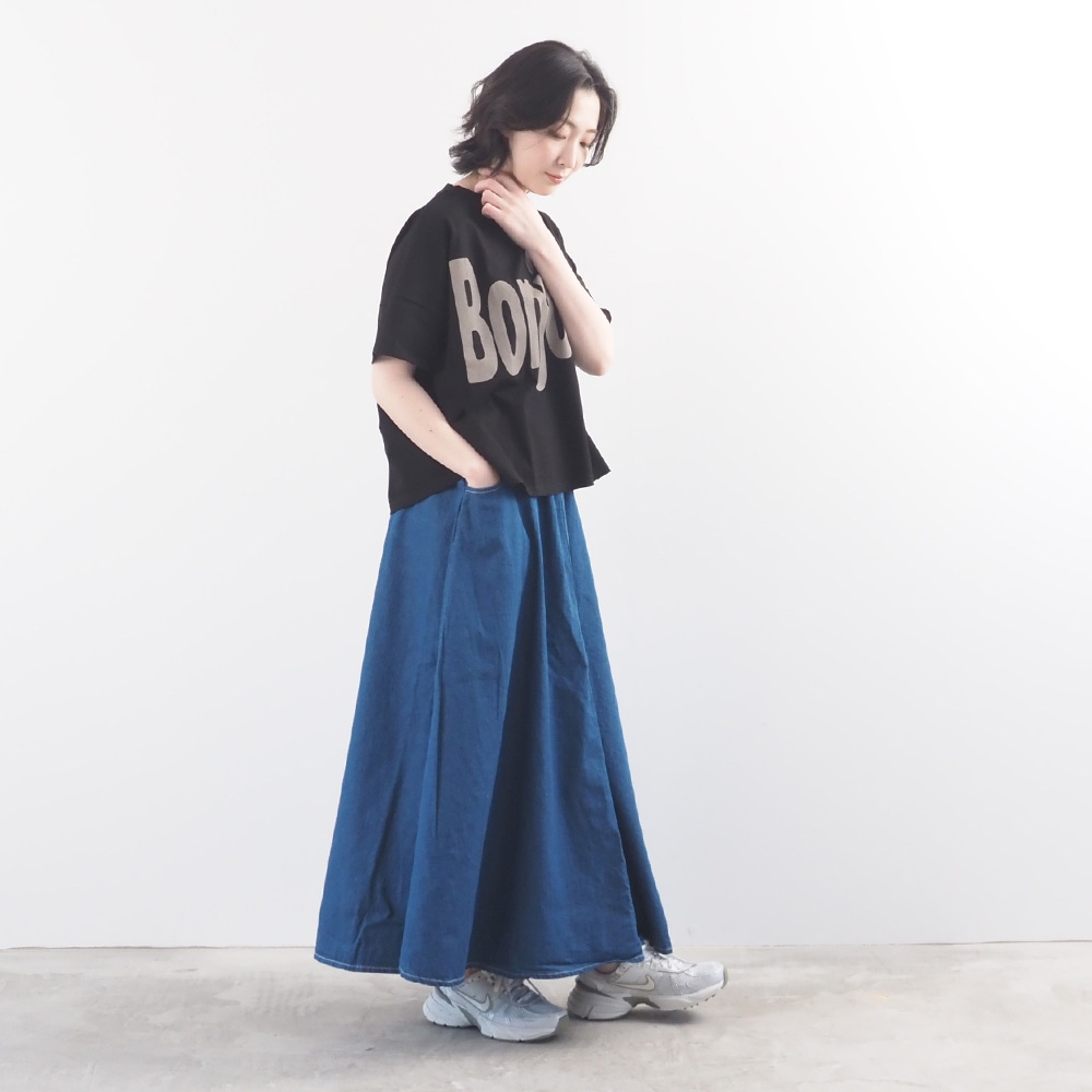 クールローレルスカイコット Bonjourプリントシャツ　Tシャツを着た女性の全身