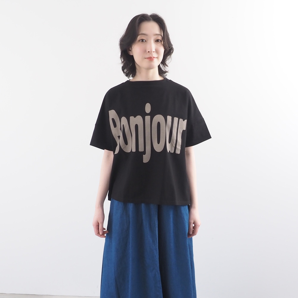 クールローレルスカイコット Bonjourプリントシャツ　Tシャツを着た女性の全身