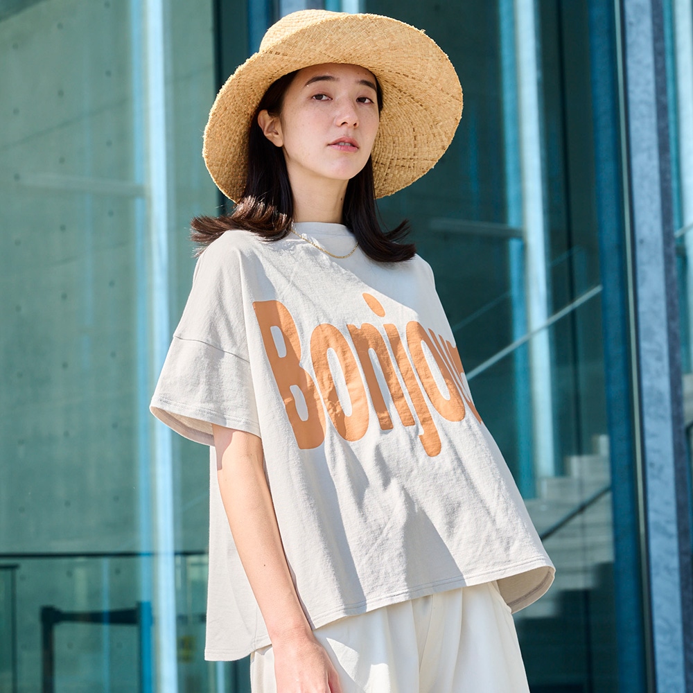 クールローレルスカイコット Bonjourプリントシャツ　Tシャツを着た女性の正面