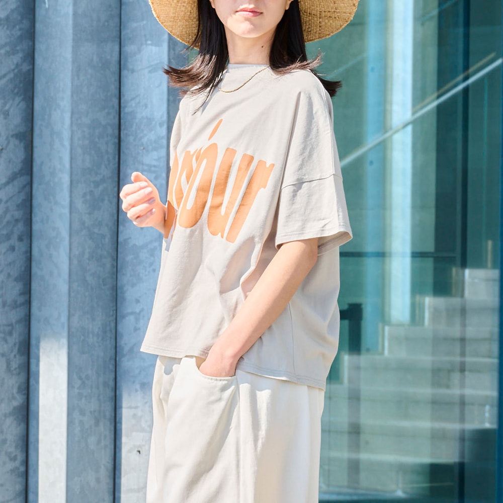 クールローレルスカイコット Bonjourプリントシャツ　Tシャツを着た女性の正面