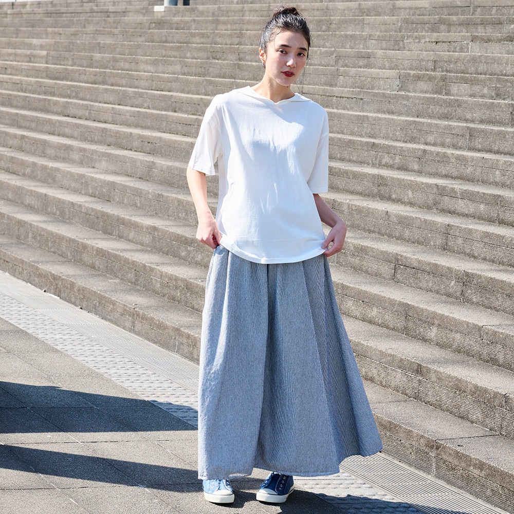 クールローレルスカイコット セーラーカラーシャツ　シャツを着た女性の全身