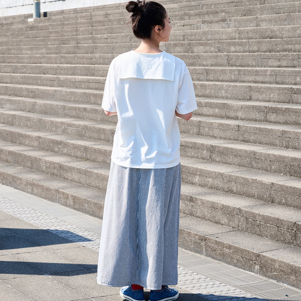 クールローレルスカイコット セーラーカラーシャツ　シャツを着た女性の全身