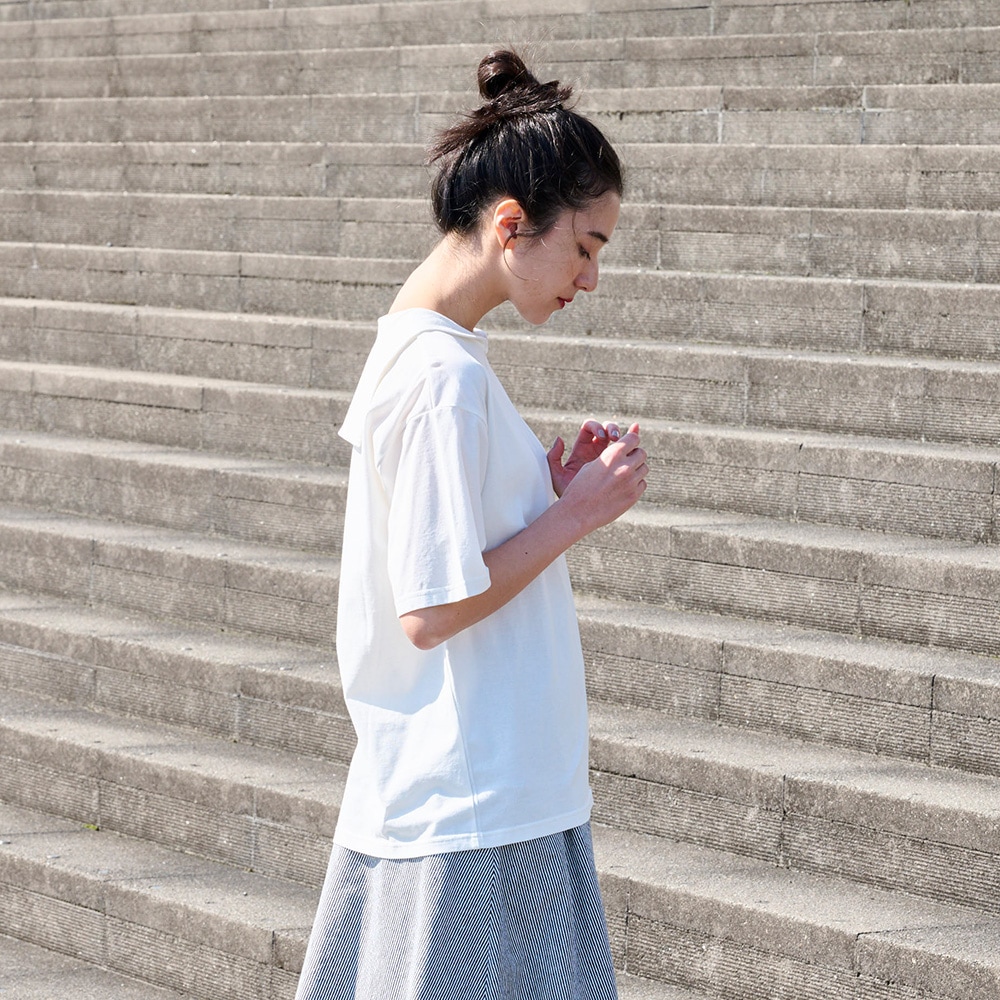 クールローレルスカイコット セーラーカラーシャツ　シャツを着た女性の正面