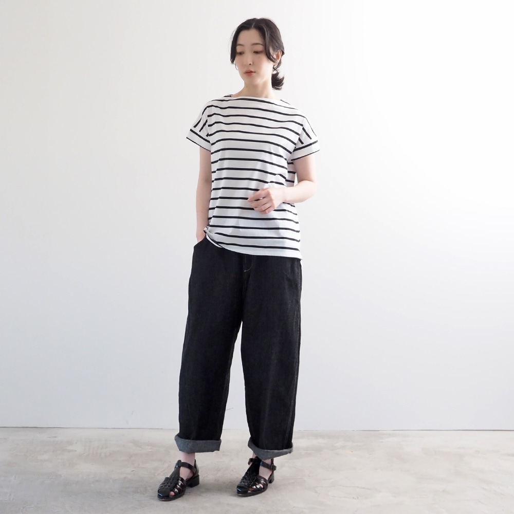 72サイロBD フレンチスリーブPO　Tシャツを着た女性の全身