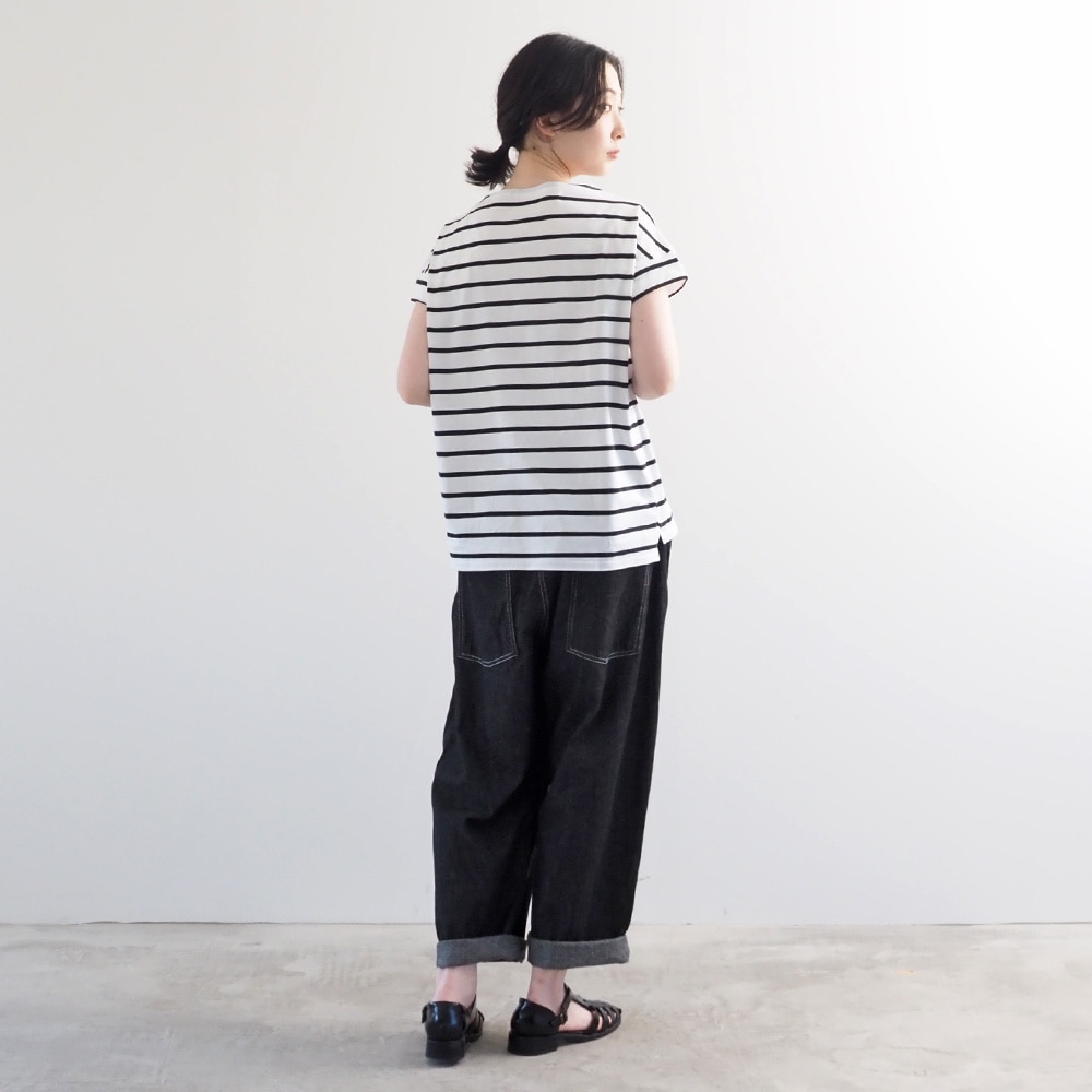 72サイロBD フレンチスリーブPO　Tシャツを着た女性の全身