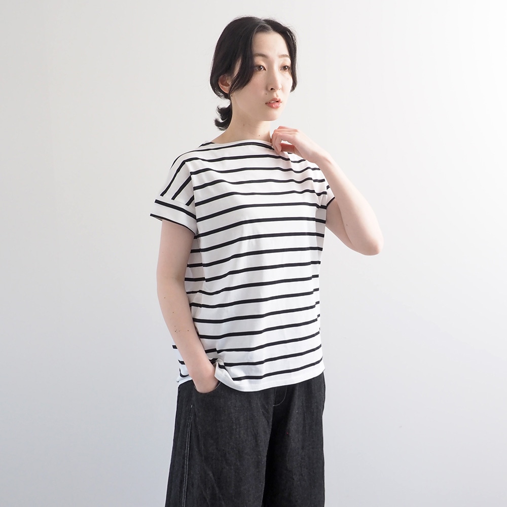 72サイロBD フレンチスリーブPO　Tシャツを着た女性の全身