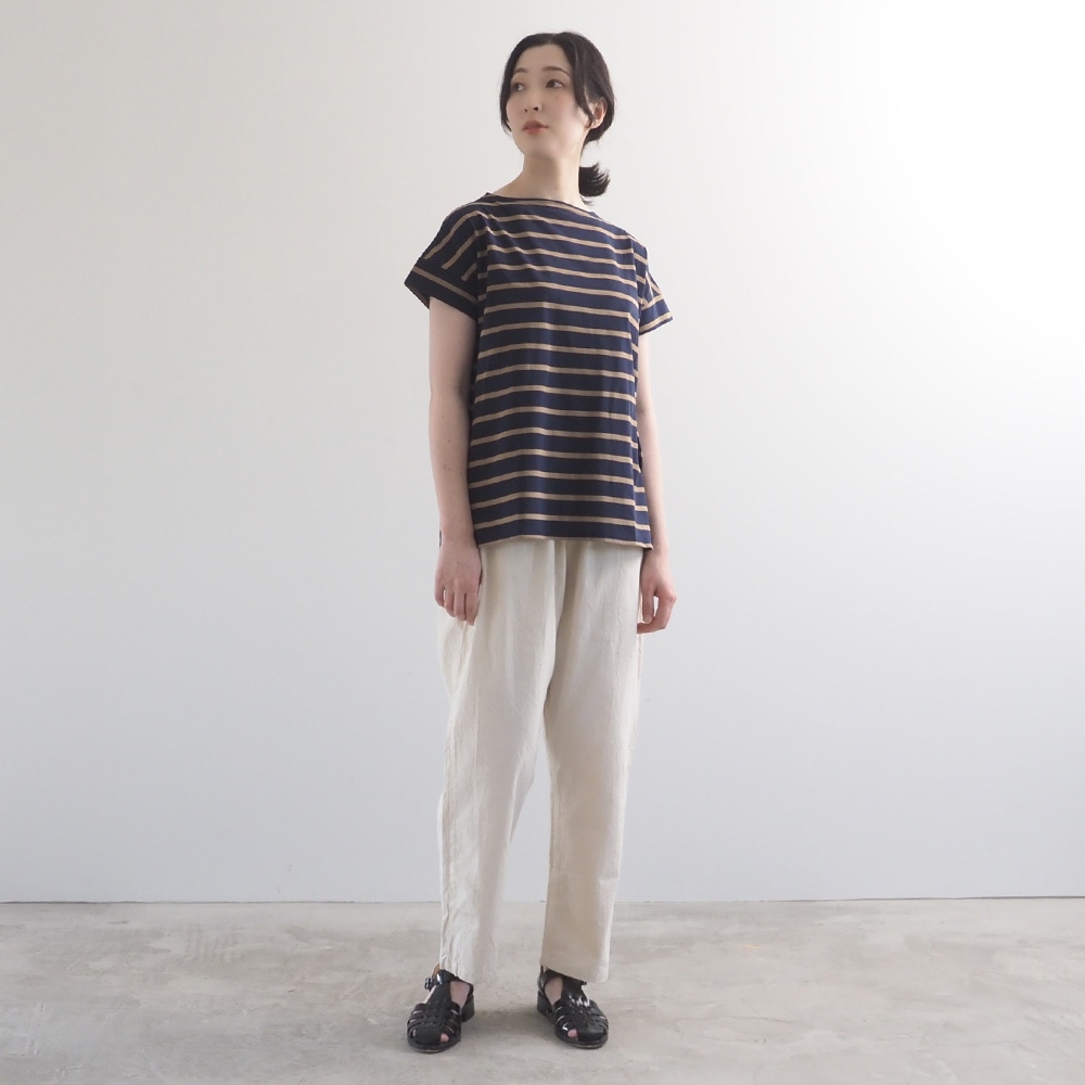 72サイロBD フレンチスリーブPO　Tシャツを着た女性の全身