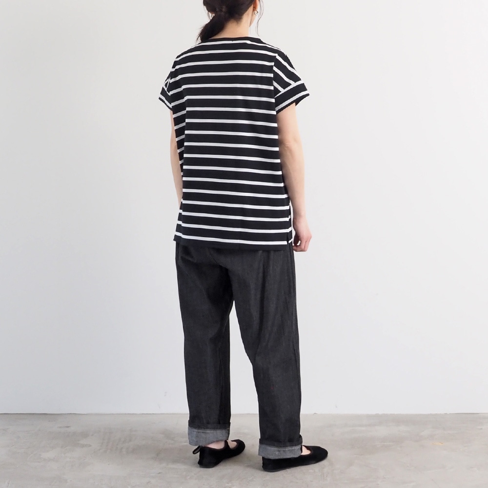 72サイロBD フレンチスリーブPO　Tシャツを着た女性の全身