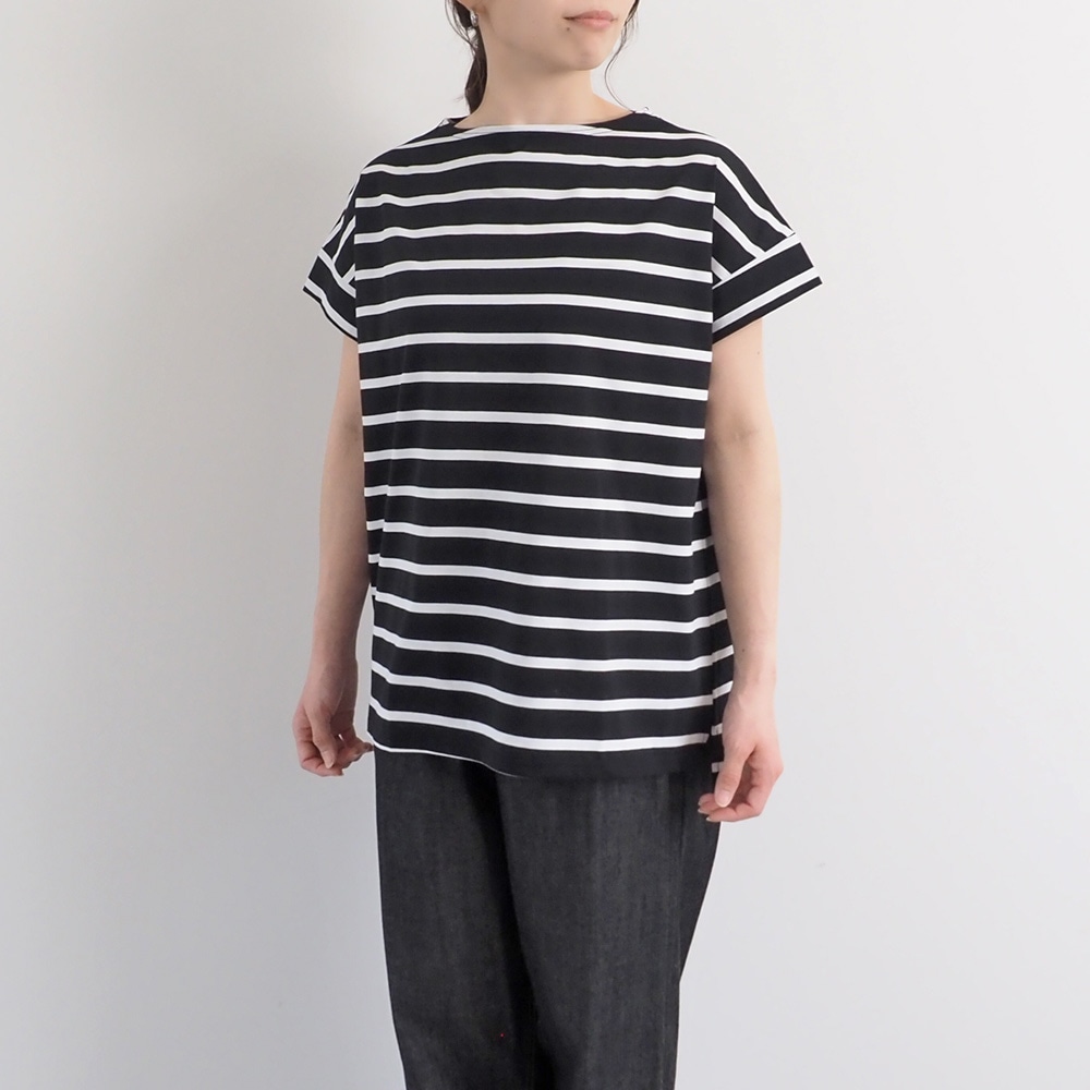 72サイロBD フレンチスリーブPO　Tシャツを着た女性の全身