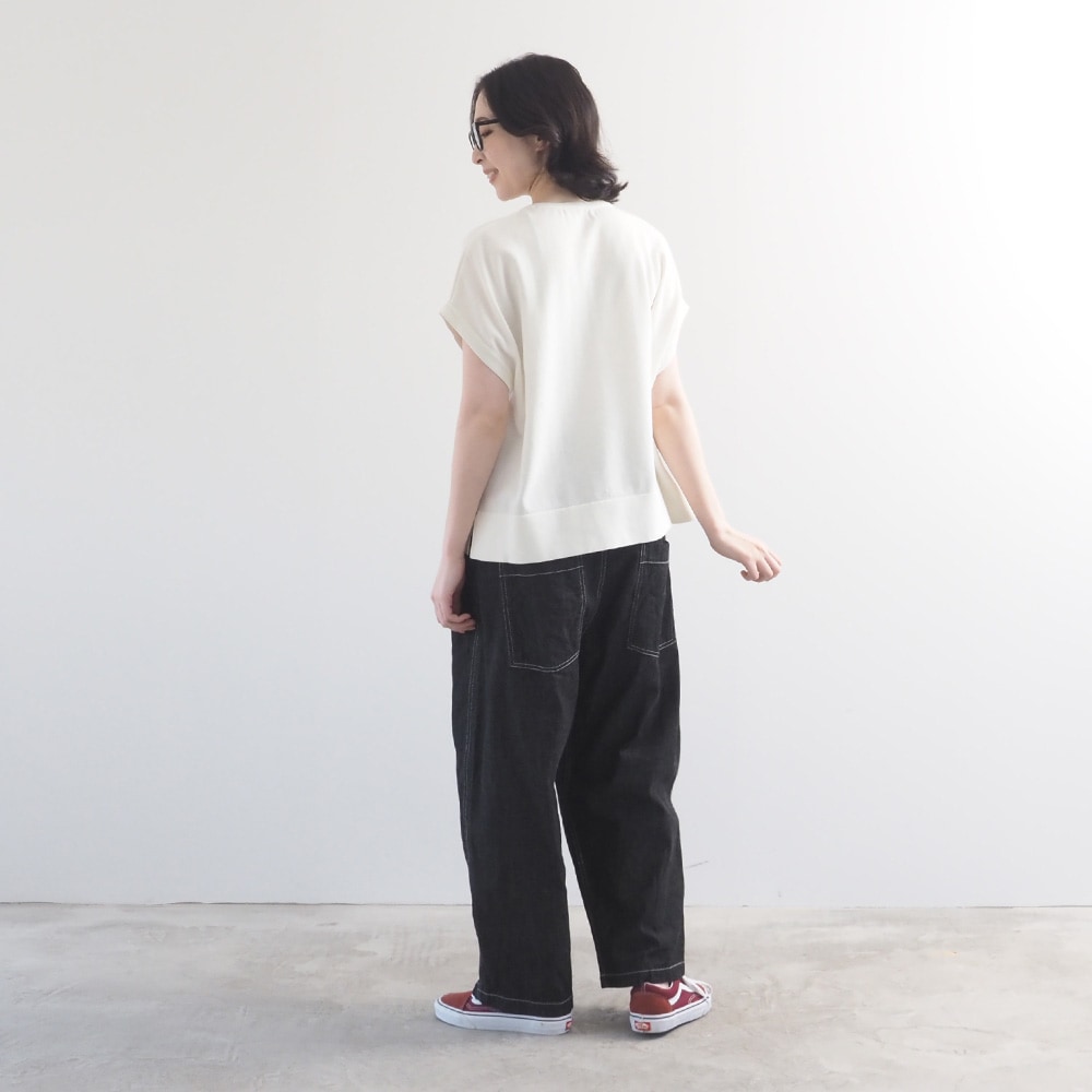 limit 夏バテくまミナミニット ニットを着た女性の全身