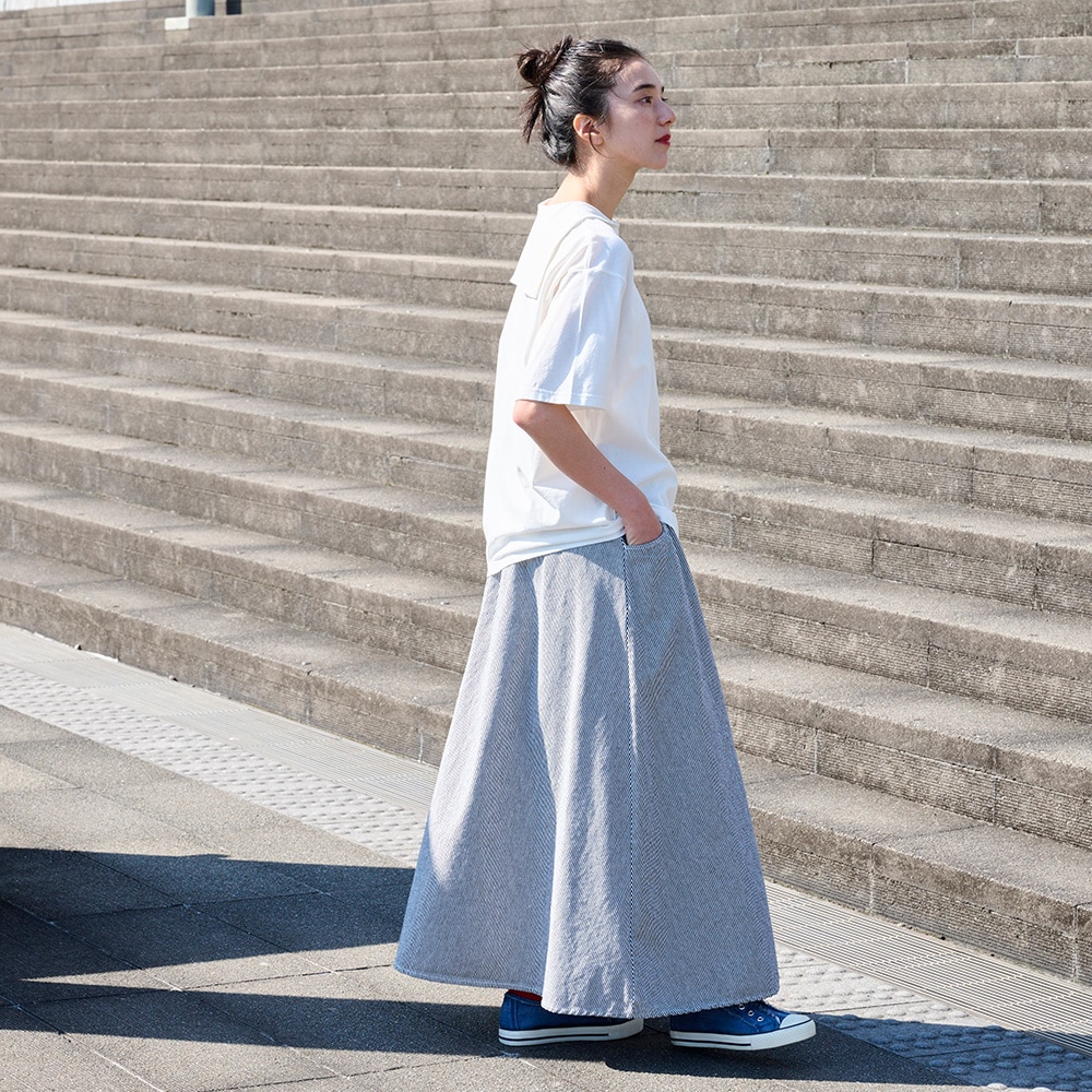 カラーヒッコリー ノッポスカート　スカートを着た女性の全身