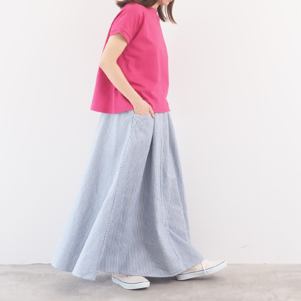 カラーヒッコリー ノッポスカート　スカートを着た女性の全身