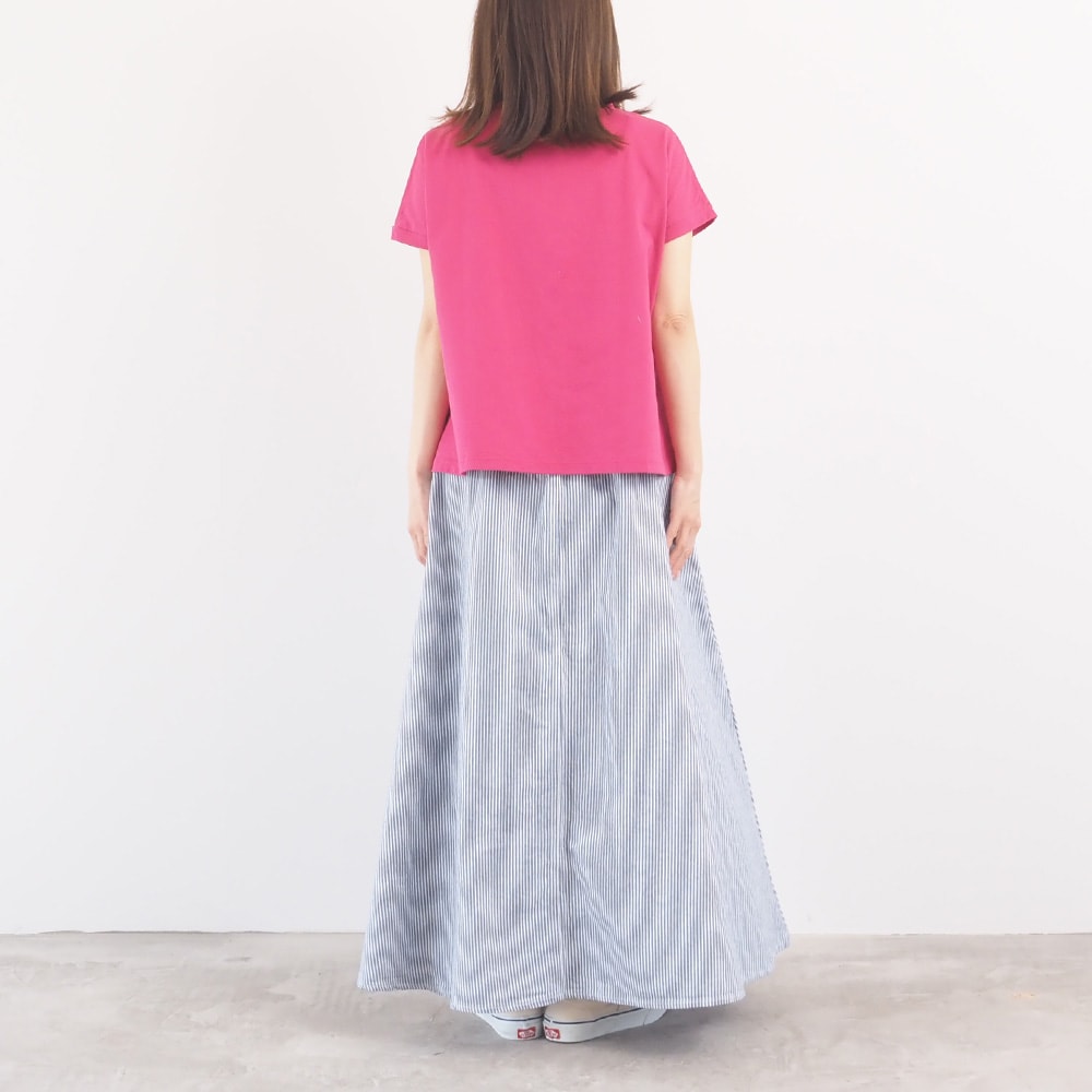 カラーヒッコリー ノッポスカート　スカートを着た女性の全身