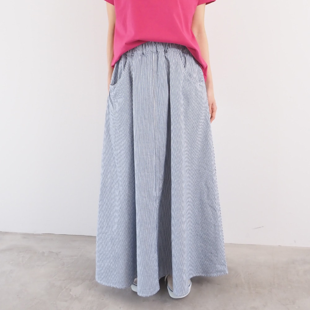 カラーヒッコリー ノッポスカート　スカートを着た女性の全身