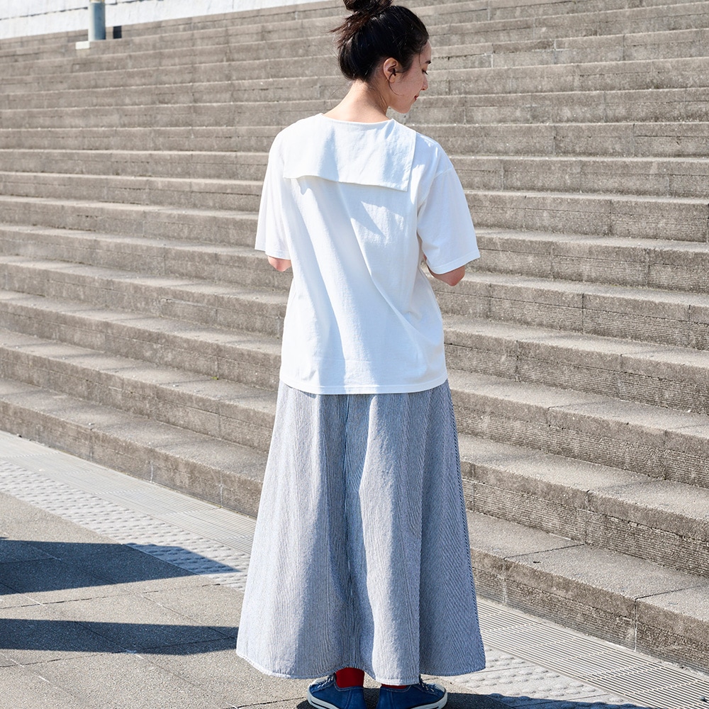 カラーヒッコリー ノッポスカート　スカートを着た女性の全身