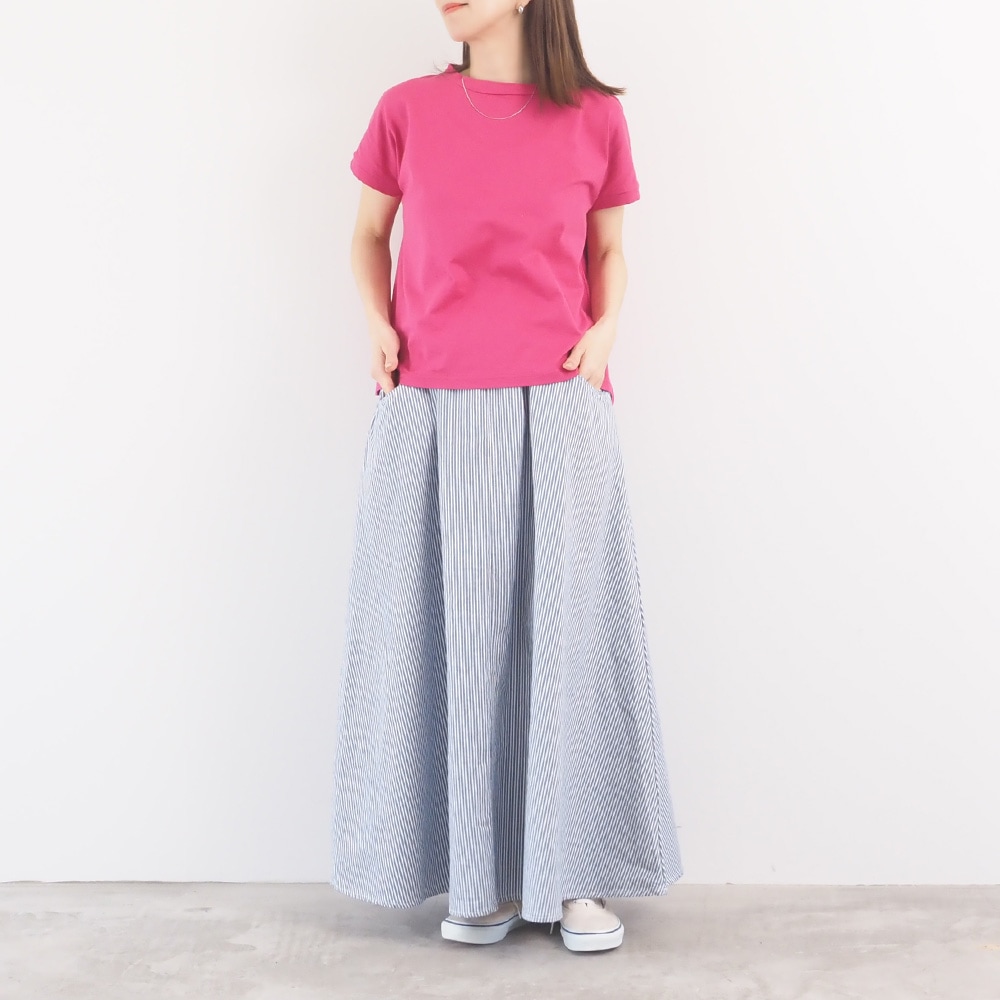 カラーヒッコリー ノッポスカート　スカートを着た女性の全身