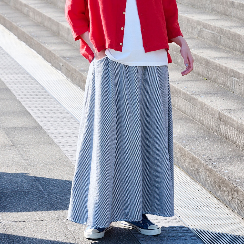 カラーヒッコリー ノッポスカート　スカートを着た女性の正面