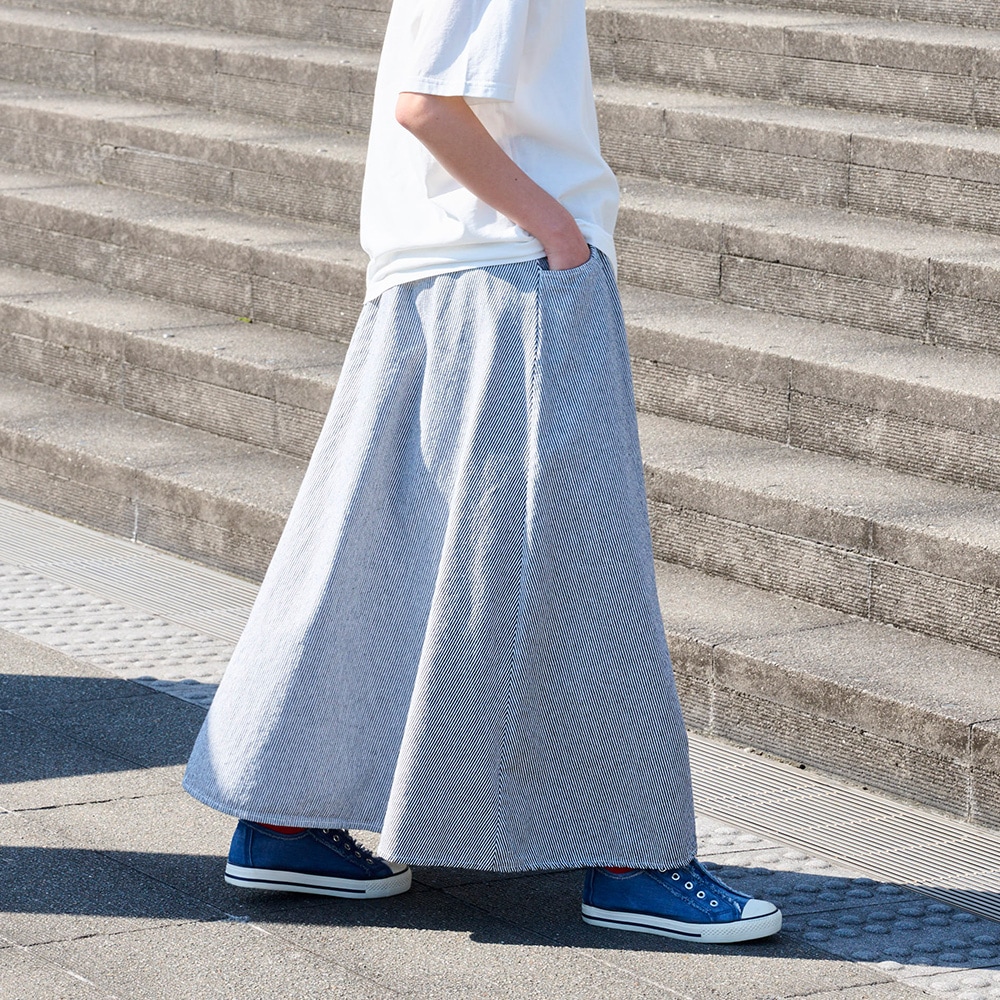 カラーヒッコリー ノッポスカート　スカートを着た女性の正面