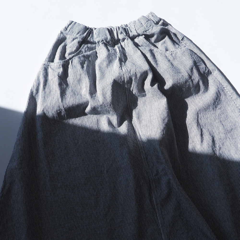 カラーヒッコリー ノッポスカート　スカートを着た女性の正面