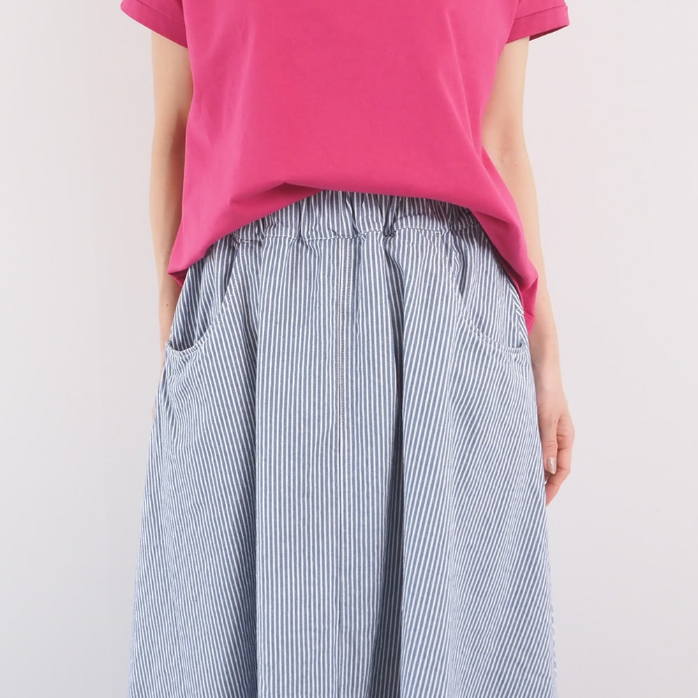 カラーヒッコリー ノッポスカート　スカートを着た女性の正面