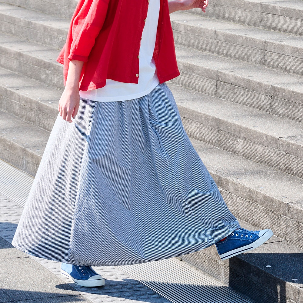 カラーヒッコリー ノッポスカート　スカートを着た女性の正面